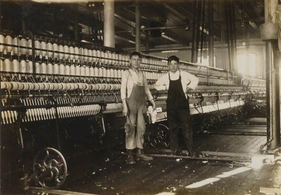 Lewis W. Hine - Massachusetts Mill, Working in Mule Room