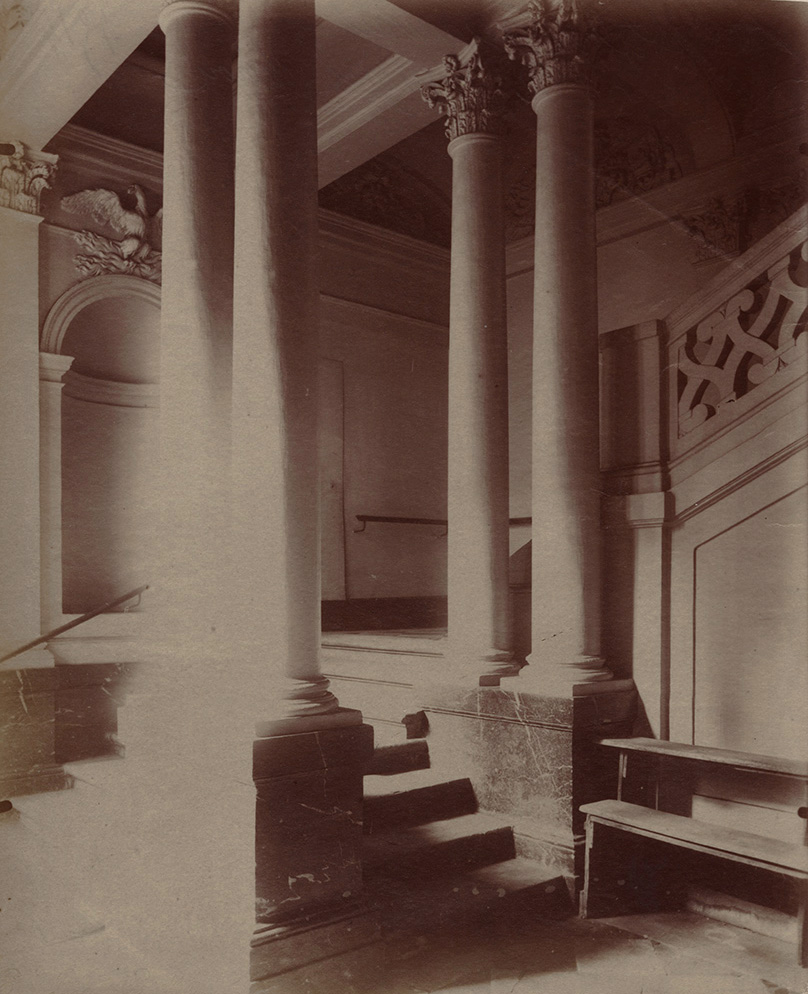 Jean-Eugene-Auguste Atget - Escalier de l’Hôtel de Beauvais, 68 rue François Miron. Paris 4