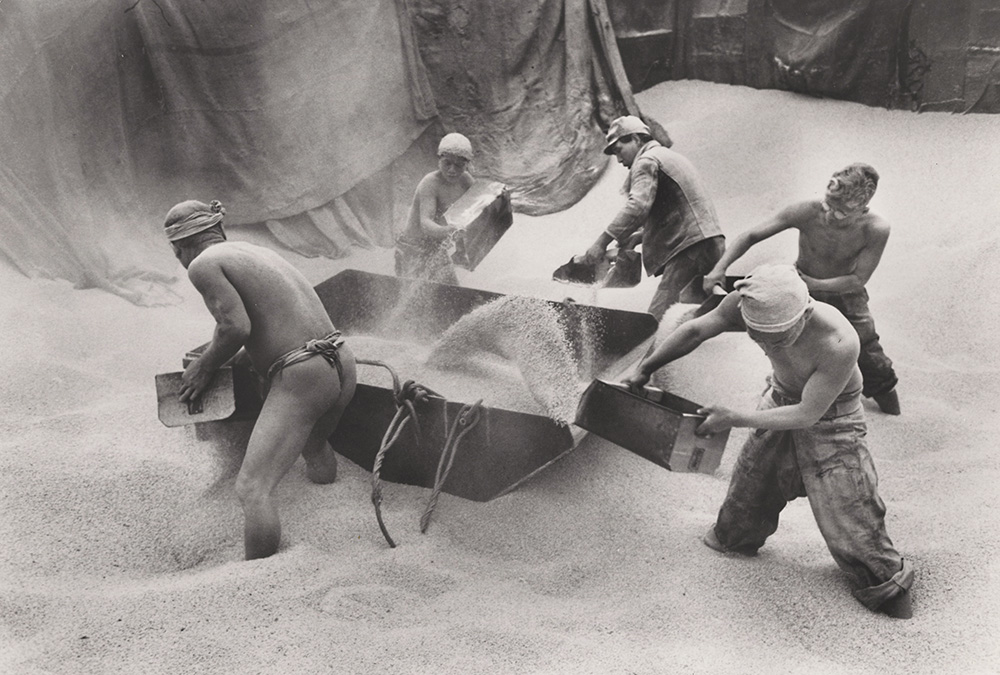 Carl Mydans - Unloading Rice, Kobe, Japan