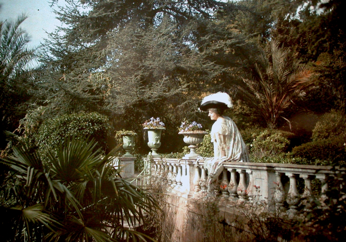 Clément Maurice - Woman with a Hat on Colonnade