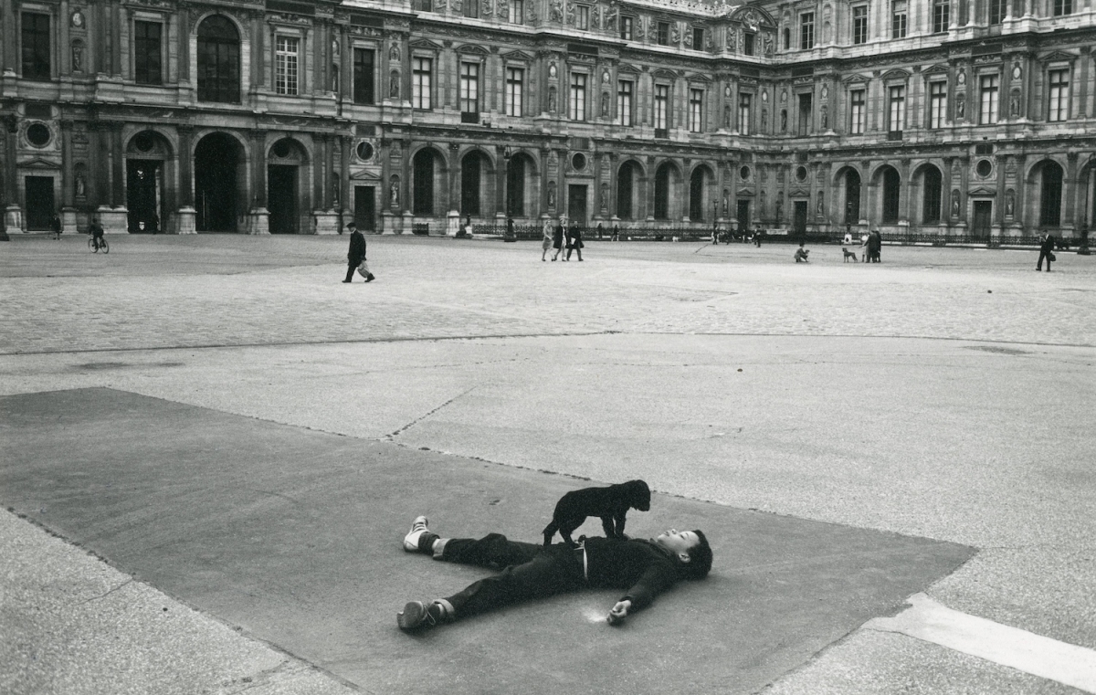 Robert Doisneau - La Cour Carrée du Louvre, Paris