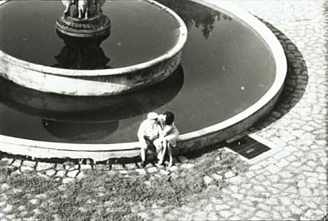 Tazio Secchiaroli - Sophia Loren and Carlo Ponti(?) in front of her villa