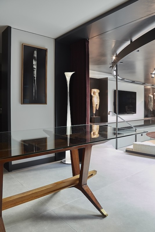 On the wall, L'âme du couteau by Alain Fleischer, gelatin silver print, France, 1982. Dining table designed by Melchiorre Bega, Italy, circa 1950. (Photo courtesy of Casa Museo Molinario Colombari)