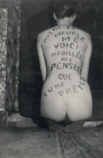 Marcel Mariën. Muette et aveugle, me voici habillée des pensées que tu me prêtes, ca 1940-1945. Coll. Communauté française de Belgique, dépôt au Musée de la Photographie 18 414. © Fondation Marcel Mariën / SABAM Belgium 2024.